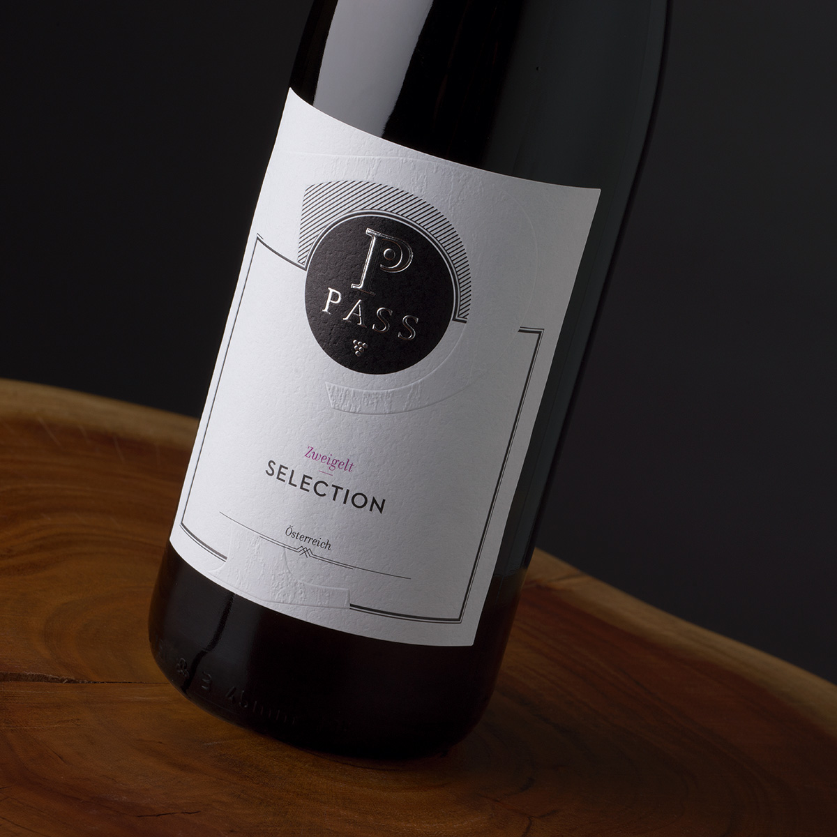 Titanweiss, Grafikstudio, Hanfthal, Weinviertel, Etikettendesign, Weingut Pass, Weinflasche, Detail