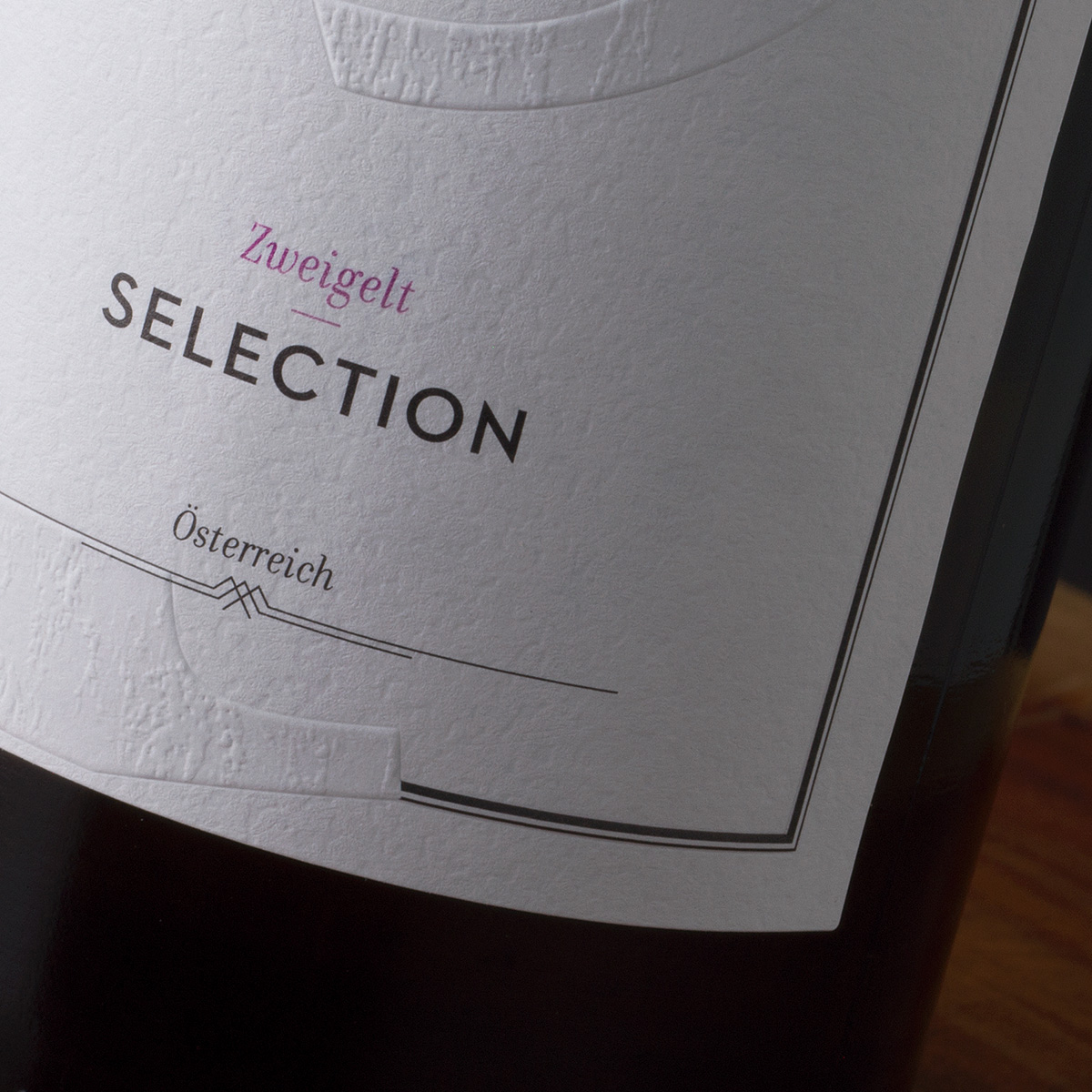 Titanweiss, Grafikstudio, Hanfthal, Weinviertel, Etikettendesign, Weingut Pass, Weinflasche, Detail