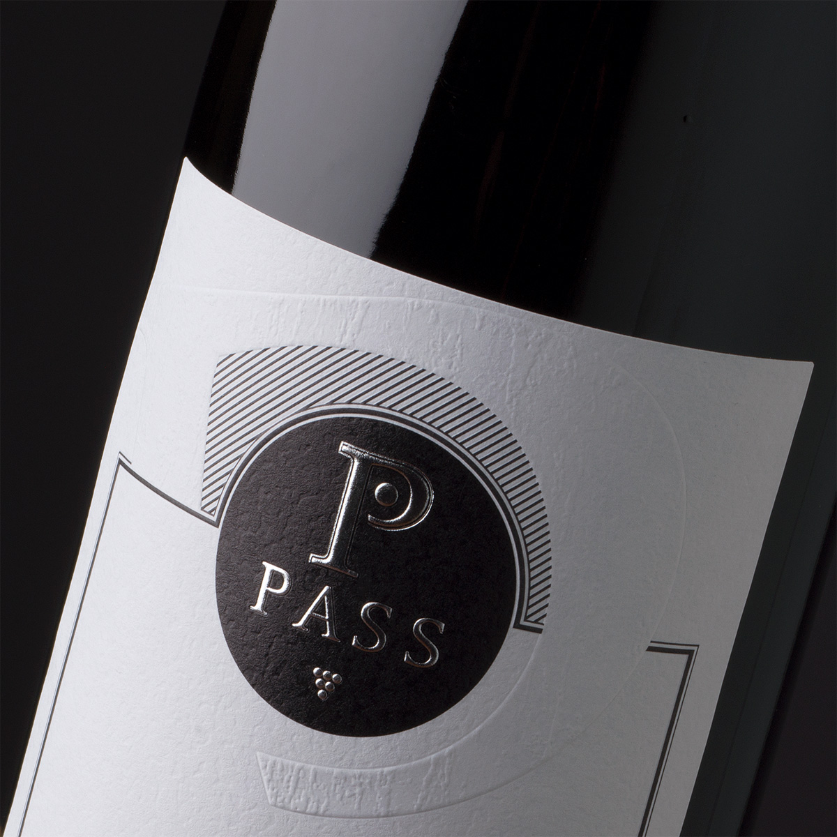 Titanweiss, Grafikstudio, Hanfthal, Weinviertel, Etikettendesign, Weingut Pass, Weinflasche, Detail