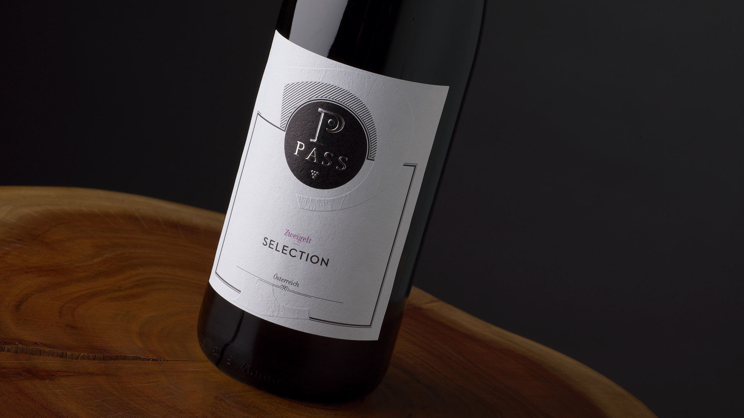 Titanweiss, Grafikstudio, Hanfthal, Weinviertel, Etikettendesign, Weingut Pass, Weinflasche