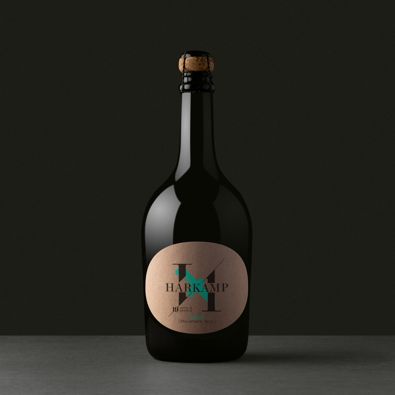 Titanweiss, Grafikstudio, Hanfthal, Weinviertel, Etikettendesign, Sektmanufaktur Harkamp, Weinflasche