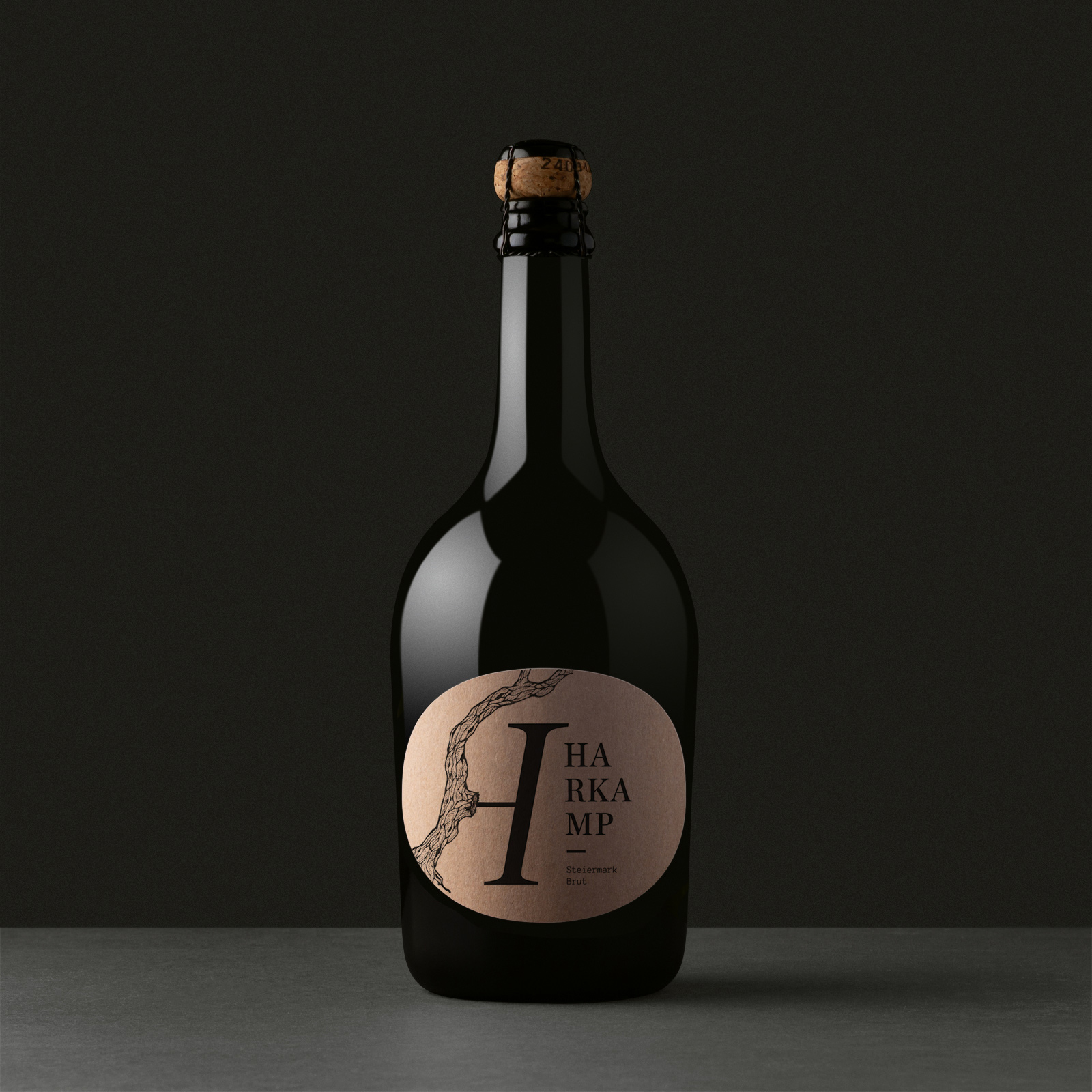 Titanweiss, Grafikstudio, Hanfthal, Weinviertel, Etikettendesign,  Sektmanufaktur Harkamp, Weinflasche