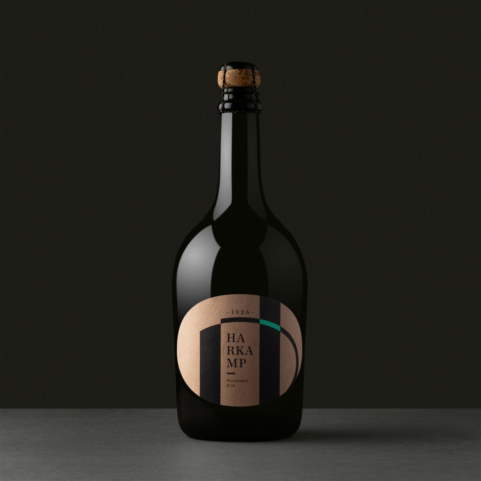 Titanweiss, Grafikstudio, Hanfthal, Weinviertel, Etikettendesign,  Sektmanufaktur Harkamp, Weinflasche